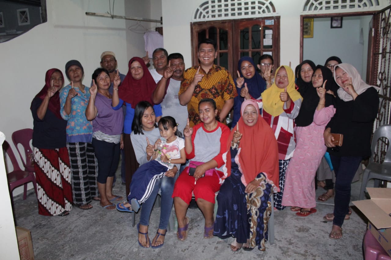 Novaliandri Fathir saat foto bersama warga beberapa waktu lalu saat kampanye sebagai Caleg DPRD Tanjungpinang 2019.