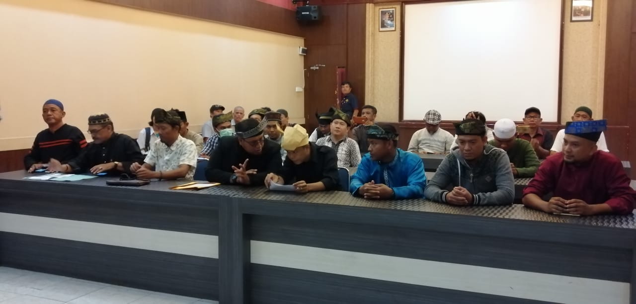 Forum Anak Negeri Menggugat (FANM) saat berada di Polres Tanjungpinang, Jumat (6/9).