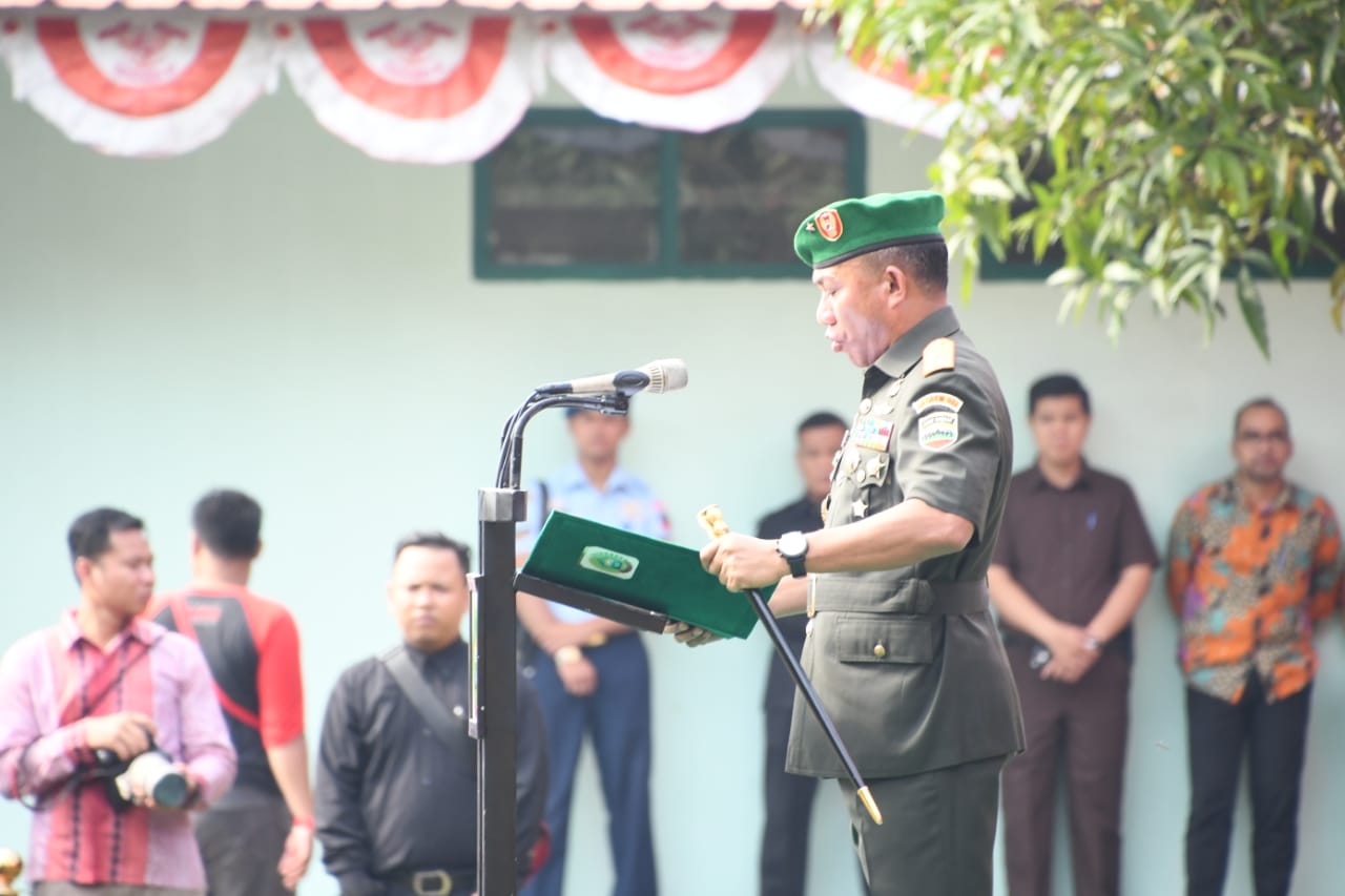 Danrem 033/WP Brigjen TNI Gabriel Lema saat menyampaikan amanat di Acara Sertijab Dandim 0315/Bintan, Dandim 0316/Batam dan Dandim 0317/Tanjung Balai Karimun di lapangan upacara Kodim 0316/Batam, Sabtu (07/09).