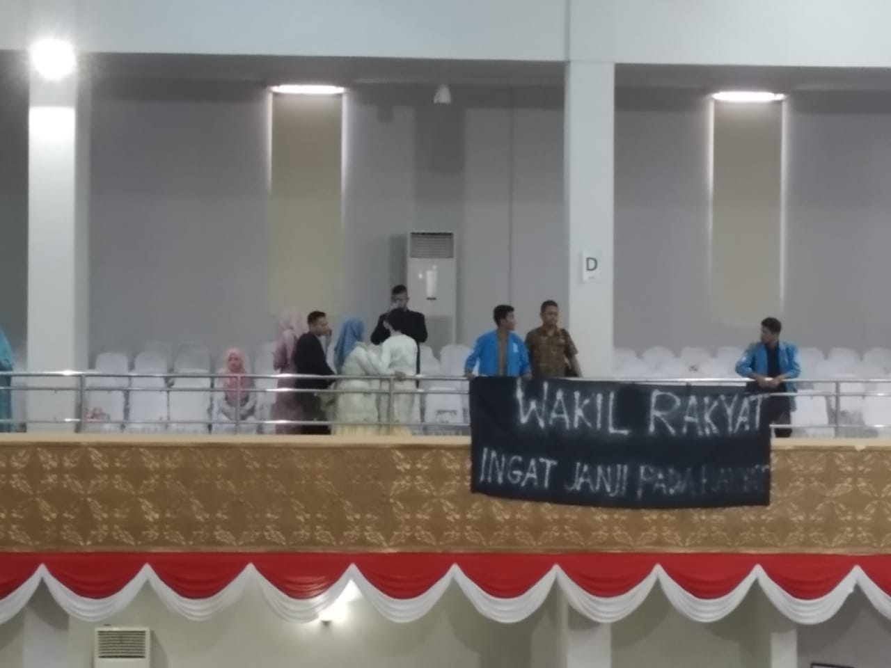 Dua Mahasiswa Bentangkan Spanduk di DPRD Kepri Minta Wakil Rakyat Amanah.