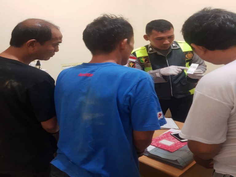 Polisi saat menangkap S (kaos hitam) dan rekannya atas penyalahgunaan narkotika jenis sabu.