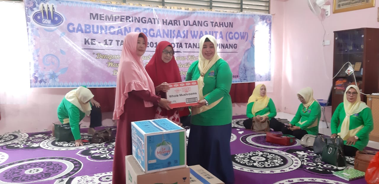 Ketua GOW Tanjungpinang Juwariyah, bersama rombongan dalam kesempatan tersebut juga memberikan bingkisan kepada para orang tua yang ada di Rumah Bahagia Bintan.