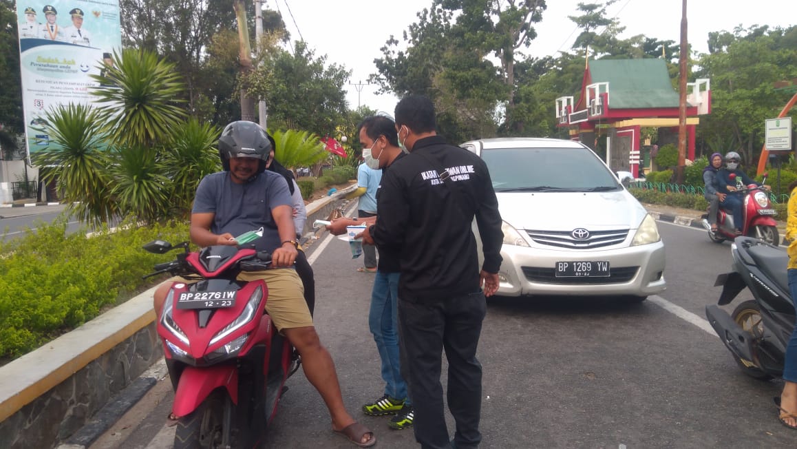 IWO Tanjungpinang Bagikan Masker ke Pengendara Kendaraan di simpang empat Jalan Ahmad Yani, Minggu (15/9) pagi.