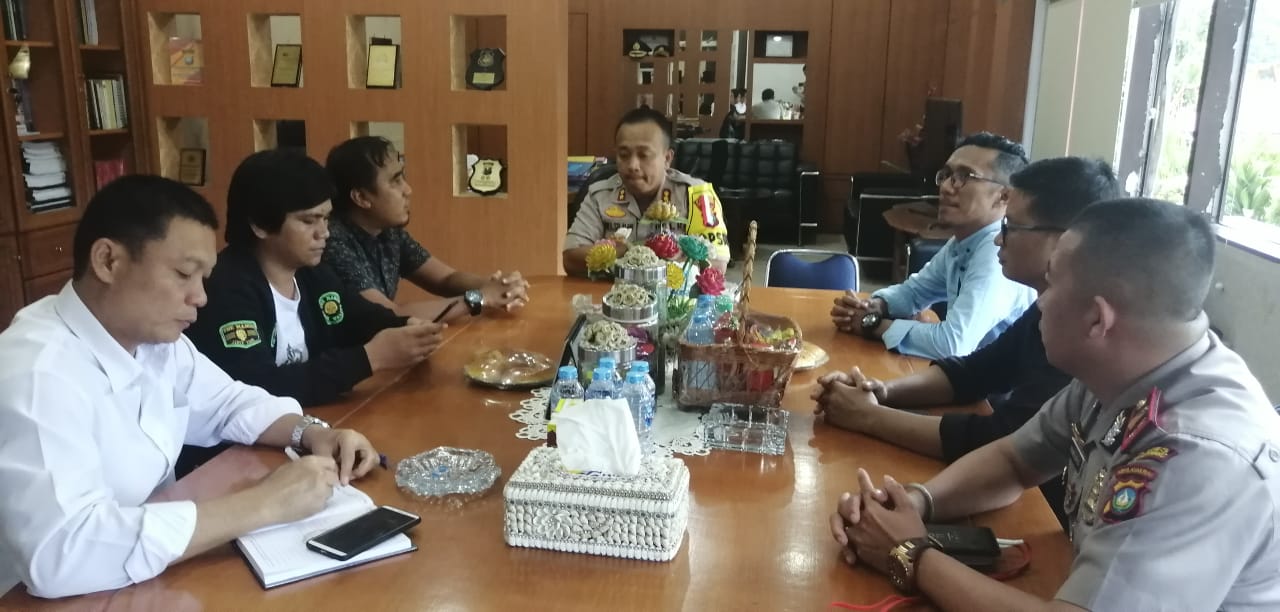 Ikatan Wartawan Online (IWO) Tanjungpinang melakukan silaturahmi bersama Kapolres Tanjungpinang AKBP Ucok Lasdin Silalahi di ruangan kerjanya, Senin (16/9).