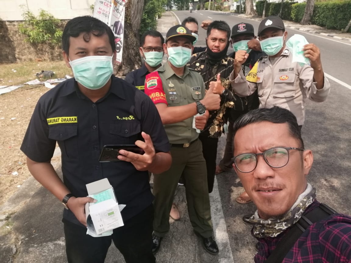 Karang Taruna dan Tiga Pilar Kampung Baru Bagikan Masker ke Pengendara, Kamis (19/9).