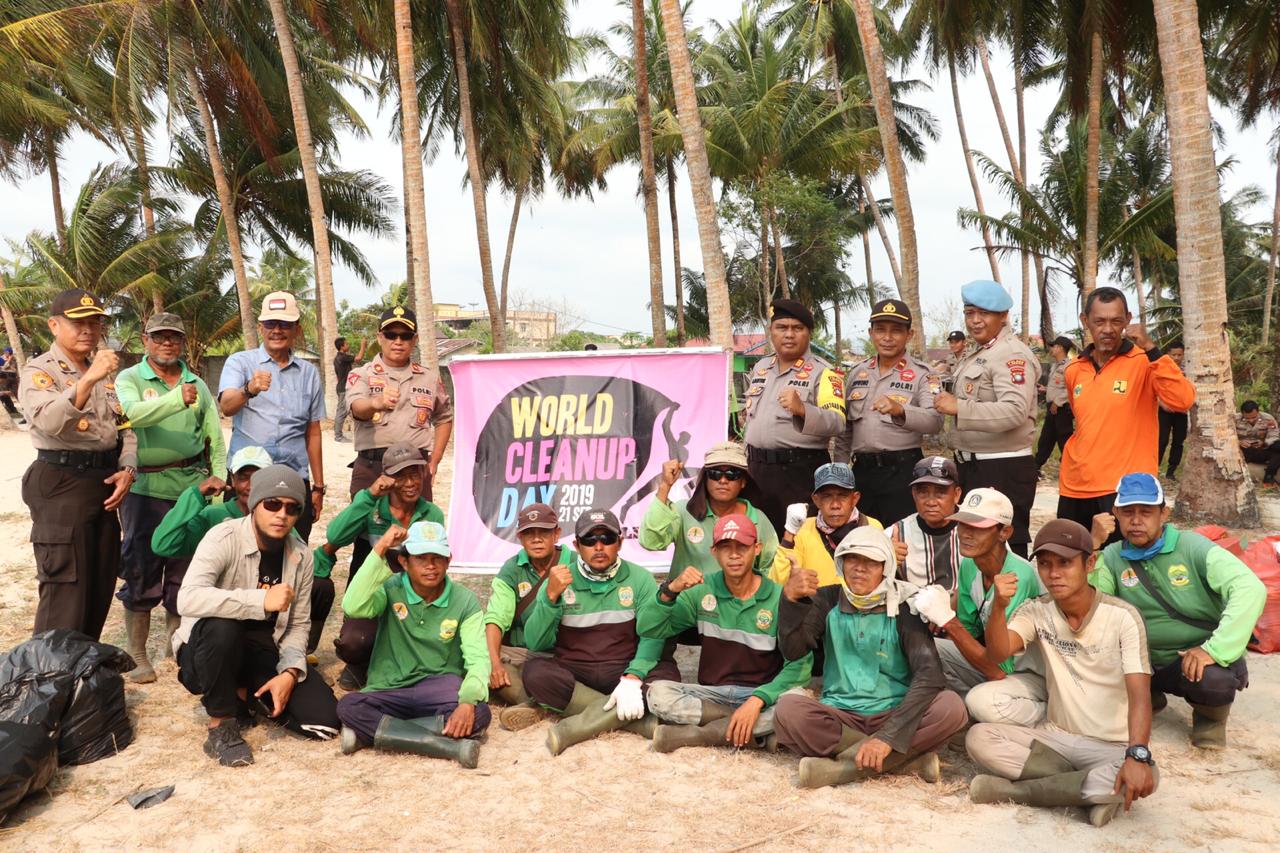 Polres Lingga Goro Bersama Elemen Masyarakat Sempena World Cleanup Day, Sabtu (21/9).