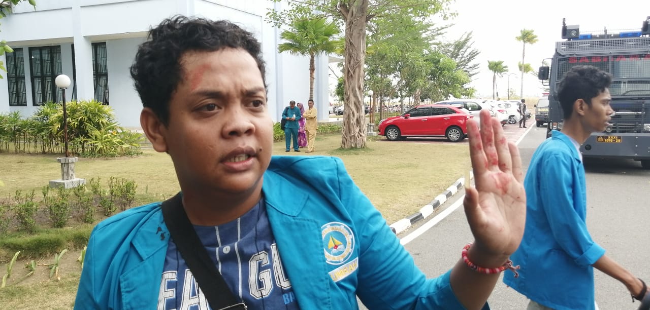 Seorang mahasiswa UMRAH, Ifan, terluka dalam aksi unjuk rasa menolak revisi undang-undang KPK di gedung DPRD Provinsi Kepri, Senin (23/9). Mahasiswa tersebut bernama Ifan.