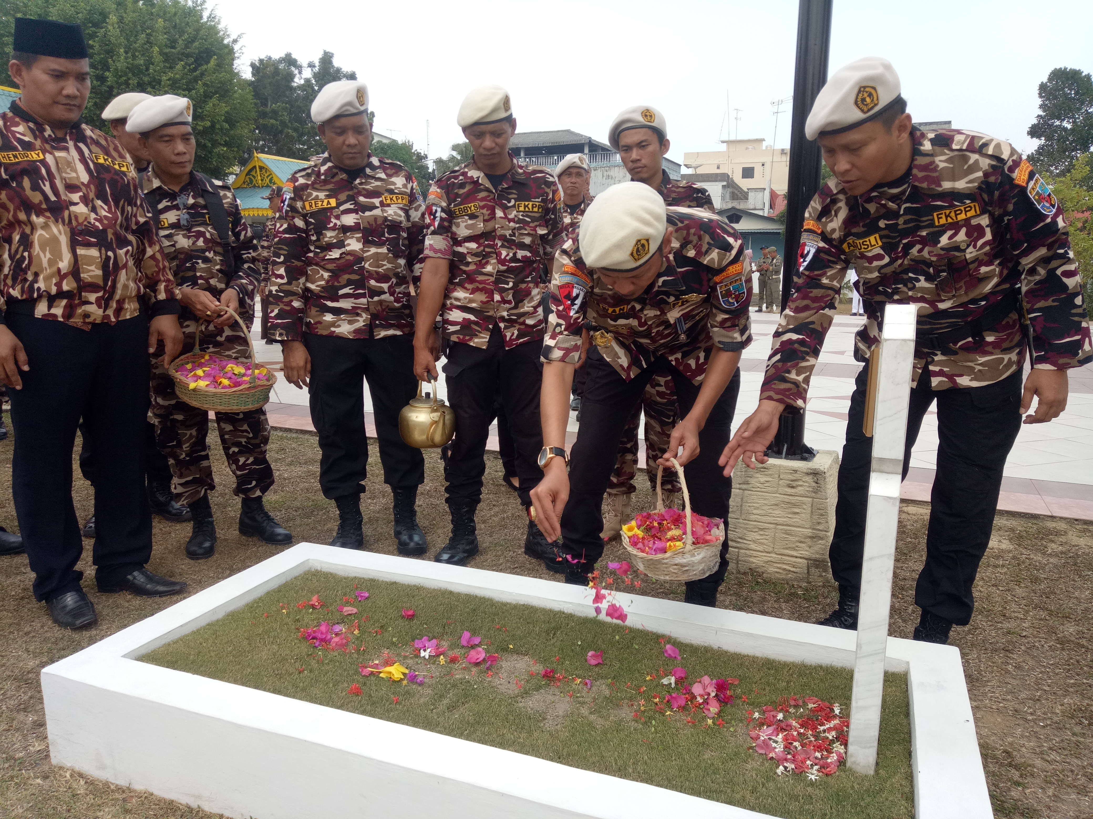 Ketua Pengurus Daerah 31 Keluarga Besar Forum Komunikasi Putra/Putri Purnawirawan TNI/Polri Kepulauan Riau (PD XXXI KB FKPPI Kepri) Irwan Panggabean didampingi anggotanya melakukan tabur bunga di Makam Pahlawan Taman Makam Pahlawan Pusara Bhakti Kota Tanjungpinang, Kamis (12/9). 