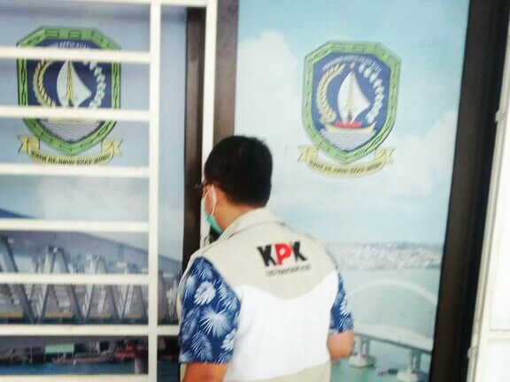 Petugas KPK saat memasuki ruangan salah satu dinas di Provinsi Kepualauan Riau (Kepri) Selasa (17/9).