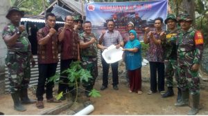 Anggota Kodim 0318/Natuna saat membangun Jamban Sehat untuk warga Desa Limau Manis, Kecamatan Bunguran Timur Laut, dalam rangka untuk memperingati HUT TNI ke 74.