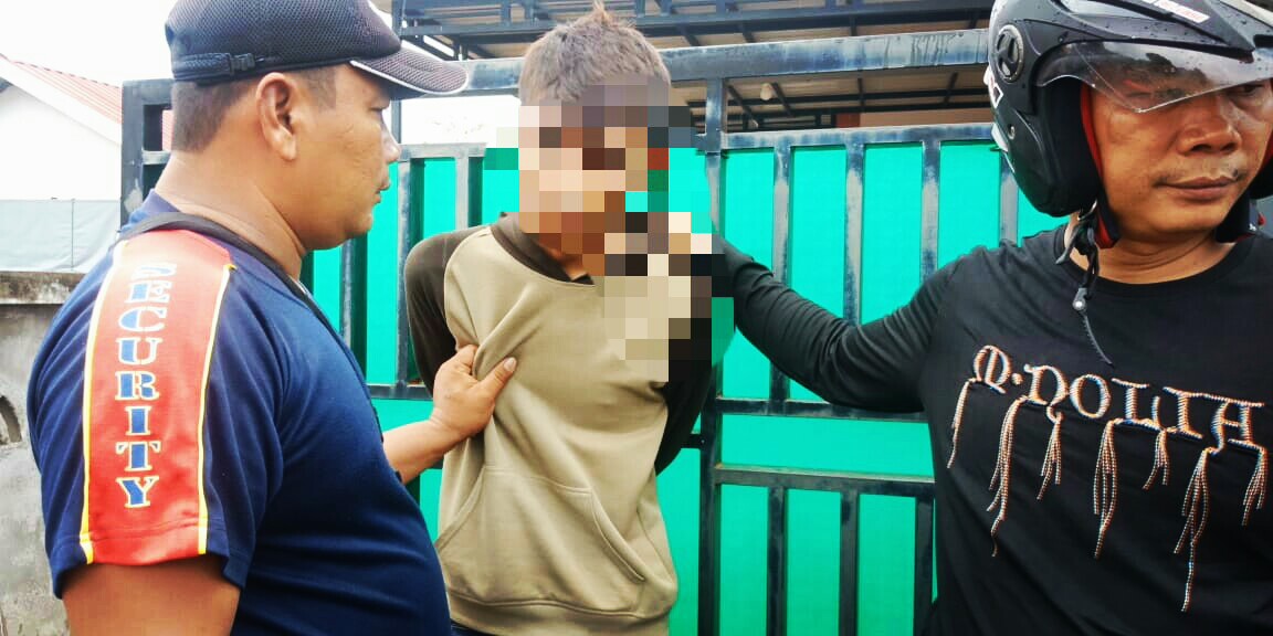 Wj saat diamankan anggota polisi karena mencuri kipas angin Masjid Al Syahidatain dan sepasang sepatu warga di Jalan Sei Serai Kilometer 8 atas Kecamatan Bukit Bestari, Kota Tanjungpinang, Jum'at (27/9) siang.