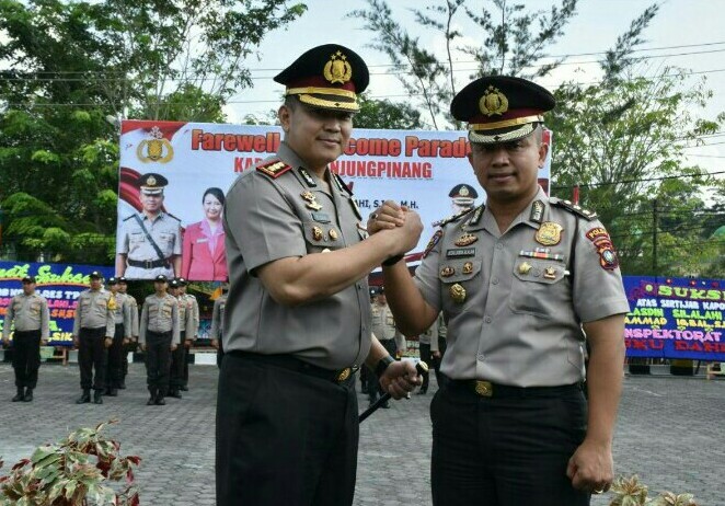 Kapolres Tanjungpinang AKBP M. Iqbal (kiri) salam komando dengan mantan Kapolres Tanjungpinang AKBP Ucok Lasdin Silalahi (kanan).