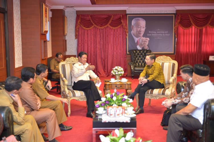 Plt. Gubernur Kepulauan Riau  Isdianto menerima kunjungan Konsulat Jenderal (Konjen) Singapura yang berada di Batam Mr. Mark Low