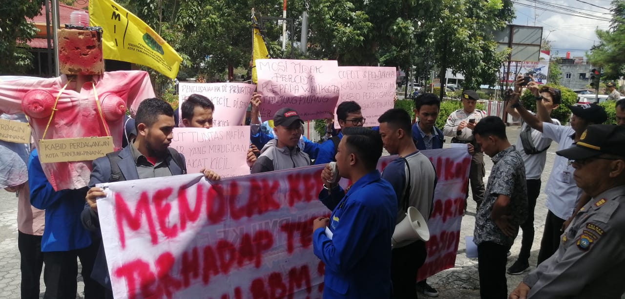 Pergerakan Mahasiswa Islam Indonesia (PMII) Tanjungpinang-Bintan menggelar aksi demonstrasi di Kantor Dinas Perdagangan dan Perindustrian (Disperdagin) Tanjungpinang, Rabu (9/10).