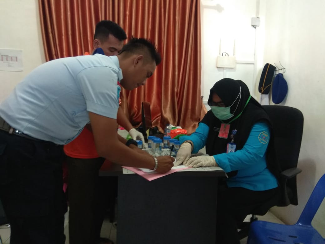 Pegawai Rumah Tahanan (Rutan) dan Lembaga Pemasyarakatan (Lapas) Tanjungpinang, Kepulauan Riau menjalani tes urine yang digelar Badan Narkotika Nasional setempat, Jumat (11/10).