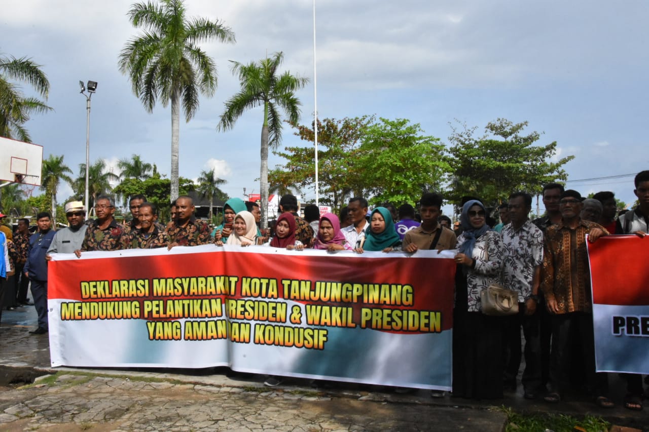 Ratusan masyarakat di Kota Tanjungpinang, Kamis (17/10) siang, menggelar deklarasi kebangsaan dan penandatanganan dukungan pelantikan Presiden dan Wakil Presiden Republik Indonesia periode 2019-2024 yang aman, damai dan kondusif. 