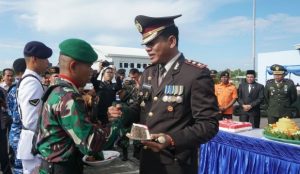 Kapolres Natuna AKBP Nugroho Dwi Karyanto saat memberikan kue ulang tahun kepada anggota TNI yang bertugas diwilayah perbatasan.