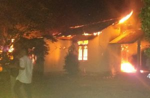 Api saat melahap bangunan rumah milik warga Desa Batubi Jaya, Kecamatan Bunguran Batubi, pada Jum'at (04/10/2019) malam.