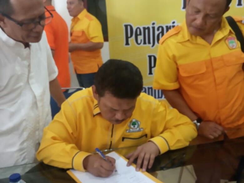Taba Iskandar ambil formulir Cagub Kepri di DPD Partai Golkar Kepri Bintan Center, KM 9 Tanjungpinang, Jumat (25/10).