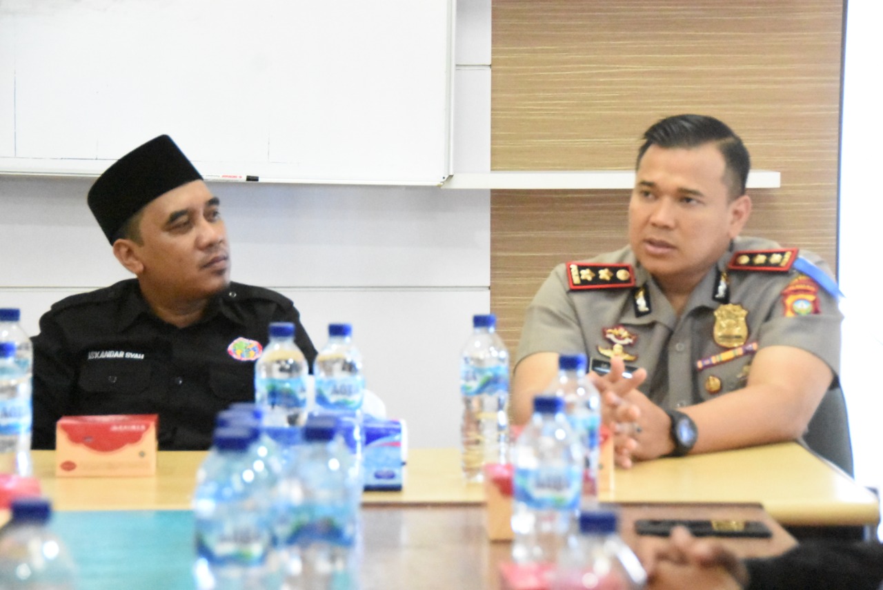 Kapolres Tanjungpinang AKBP M. Iqbal (kanan) dan Ketua IWO Tanjungpinang Iskandar Syah (kiri).