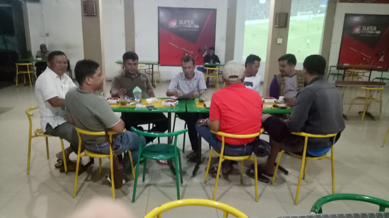 Badan Pengurus Daerah Kerukunan Keluarga Sulawesi Selatan (BPD-KKSS) Tanjungpinang saat rapat membentuk Bidang Olahraga Badminton di Cafe Bola Komplek Bintan Center Tanjungpinang, Minggu (3/11) malam.