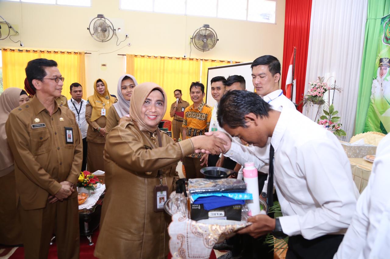 Wakil Wali Kota Tanjungpinang Rahma didampingi Kepala Disnakerkop dan Usaha Mikro Kota Tanjungpinang Hamalis, menyalami peserta saat membuka Pelatihan Pangkas Rambut Pria di Aula SMKN 2 setempat.