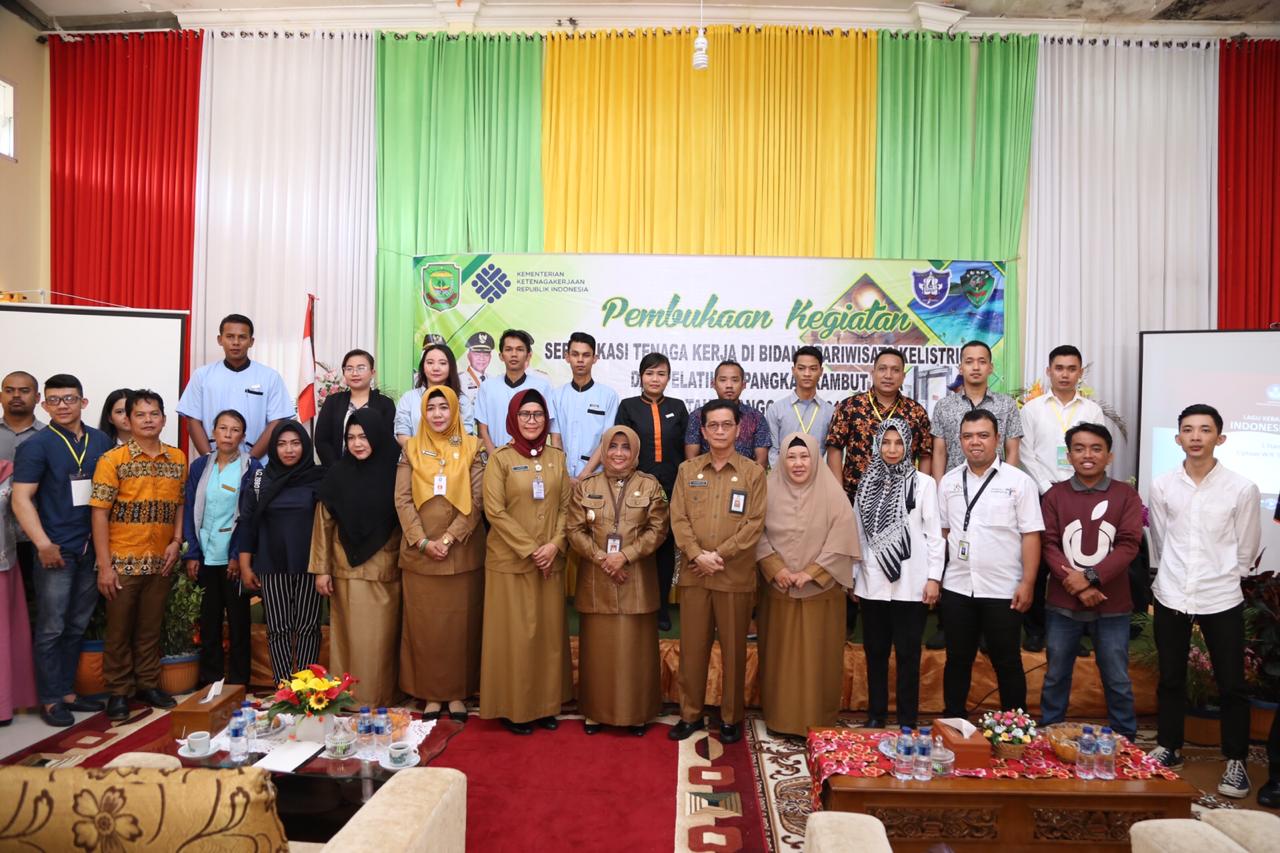 Foto bersama di kegiatan Sertifikasi Tenaga Kerja Bidang Pariwisata, Kelistrikan dan Pelatihan Pangkas Rambut di Aula SMKN 2 Tanjungpinang, Senin (4/11).