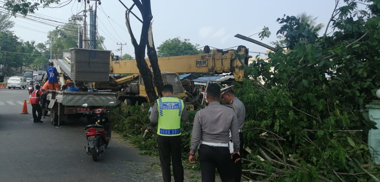 petugas dari Satlantas Polres Tanjungpinang sedang mengevakuasi Truk Crane.