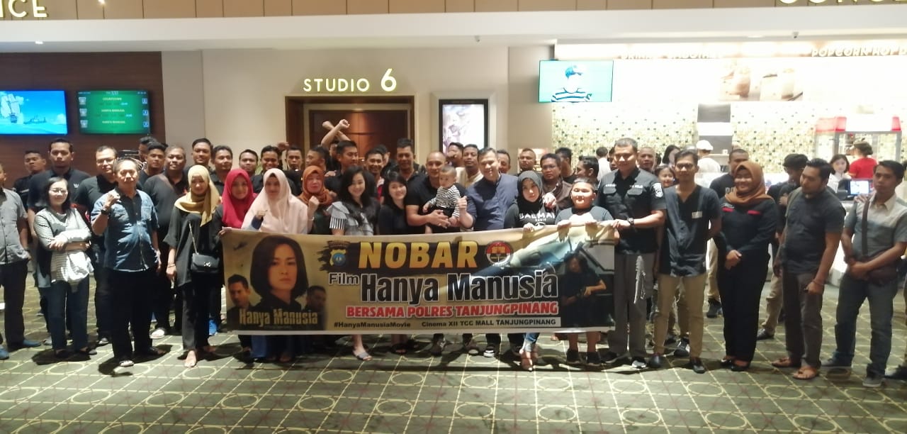 Polres Tanjungpinang menggelar Nonton Bareng (Nobar) film berjudul Hanya Manusia di Bioskop XXI Tanjungpinang City Center (TCC), Jumat (8/11) malam.