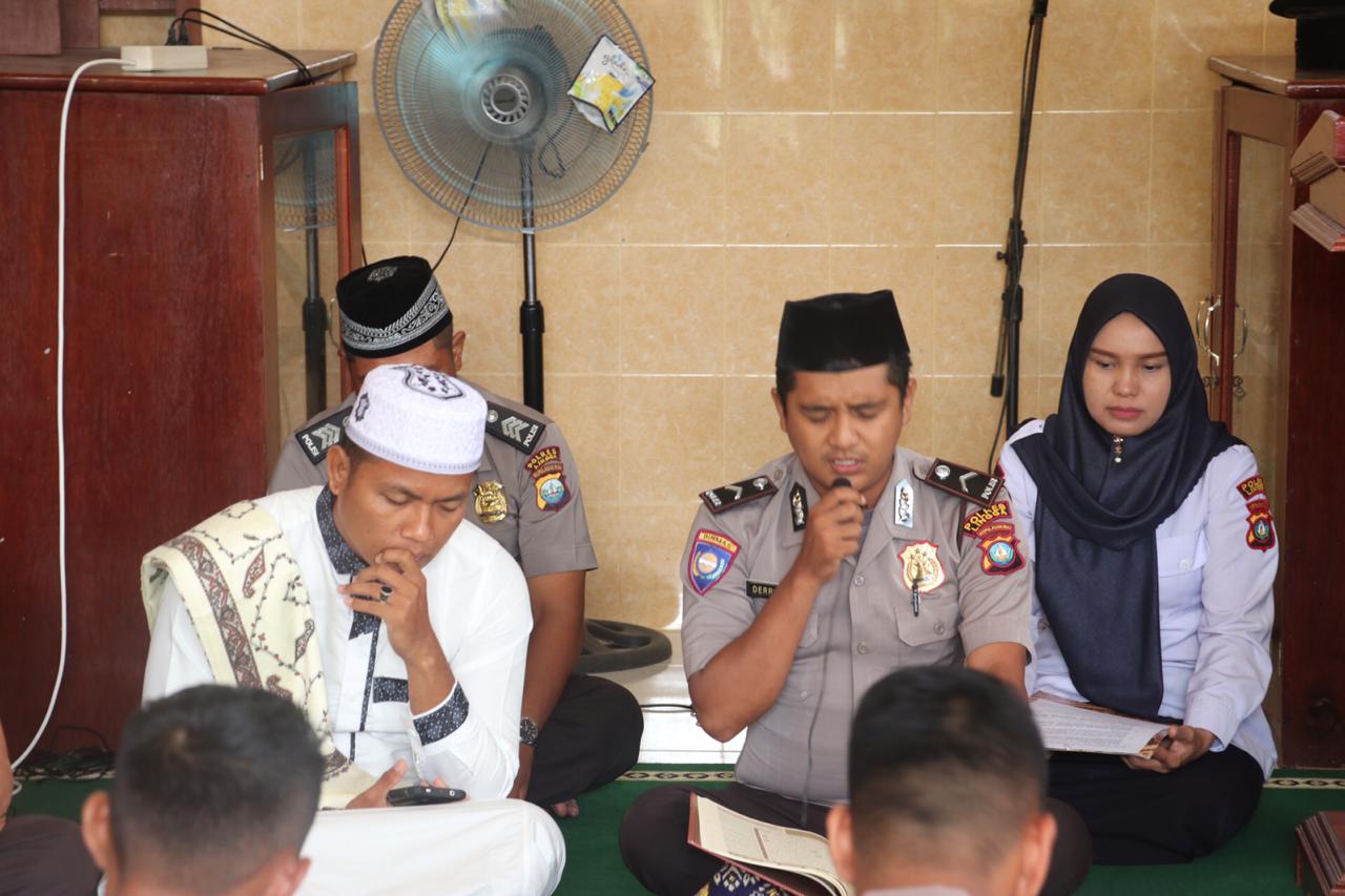 Pengajian ini diawali dengan pembacaan Ayat Suci Al- Qur’an oleh Bripda Derry Delfianto Putra dan Saritilawah Rubiana. 