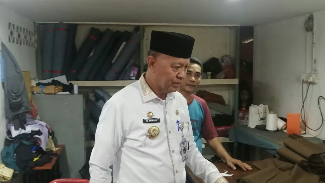 Wali Kota Tanjungpinang Syahrul saat mengunjungi salah satu tempat penjahit lokal, Rabu (27/11).