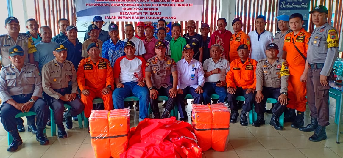 Polsek Tanjungpinang Barat Bagikan Life Jacket ke Kelompok Nelayan.