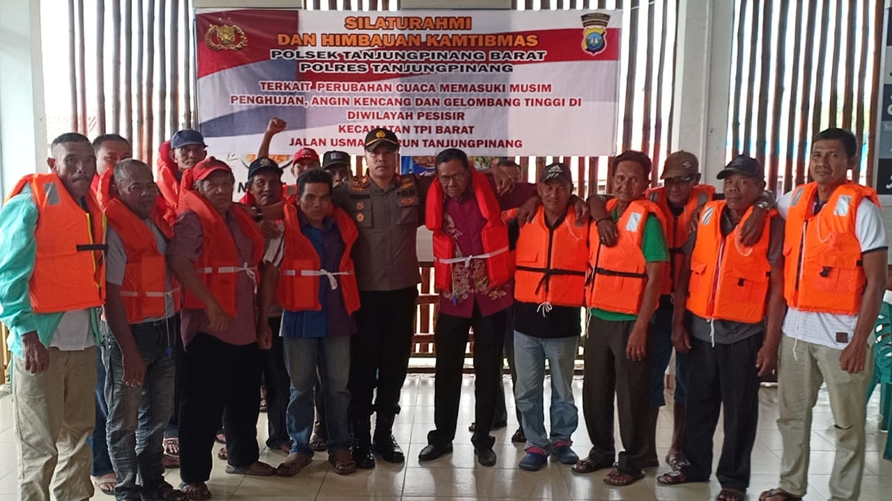 Polsek Tanjungpinang Barat Bagikan Life Jacket ke Kelompok Nelayan, Kamis (5/12).
