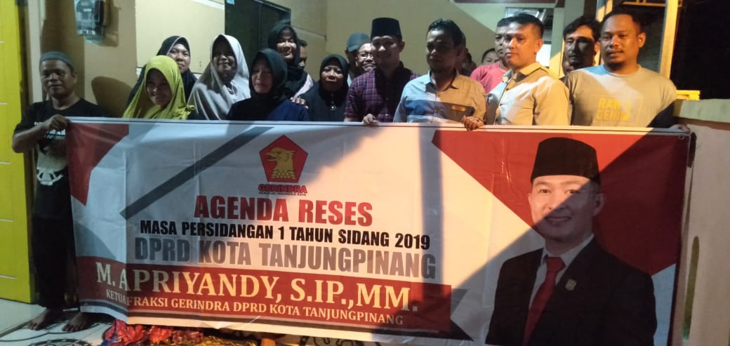 Anggota DPRD Tanjungpinang Dapil 2 dari Partai Gerindra M. Apriyandy saat reses di Perumahan Bukit Raya, Senin (16/12) malam.