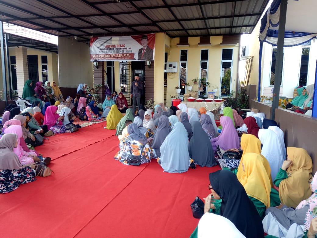 Ratusan ibu-ibu dari majelis taklim se-kecamatan yang ada di Kota Tanjungpinang menghadiri reses anggota DPRD terpilih periode 2019-2024 dari Partai Gerindra M. Apriyandy, Rabu (18/12). Reses berlangsung di kediaman orang tua Apriyandy. Ia didampingi sang ibunda Juwariyah Syahrul saat reses.