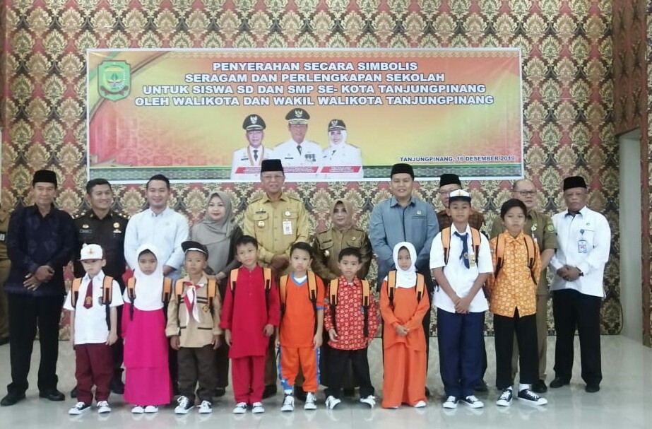 Foto bersama usai pembagian seragam sekolah gratis di Aula SMPN 4 Tanjungpinang, Senin (16/12).
