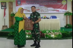 Letkol (Czi) Ferry Kriswardana, S.Sos., M.Tr (Han) saat menerima Cinderamata dari Ketua Yayasan Fadhilah Natuna, Raja Peni Adriani.