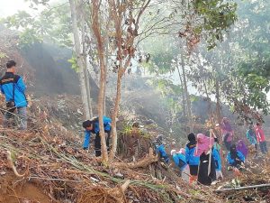 Para anggota LDK STAI Natuna saat melaksanakan gotong-royong membersihkan lokasi yang akan dijadikan Astaka MTQ ke X di Kecamatan Pulau Tiga.