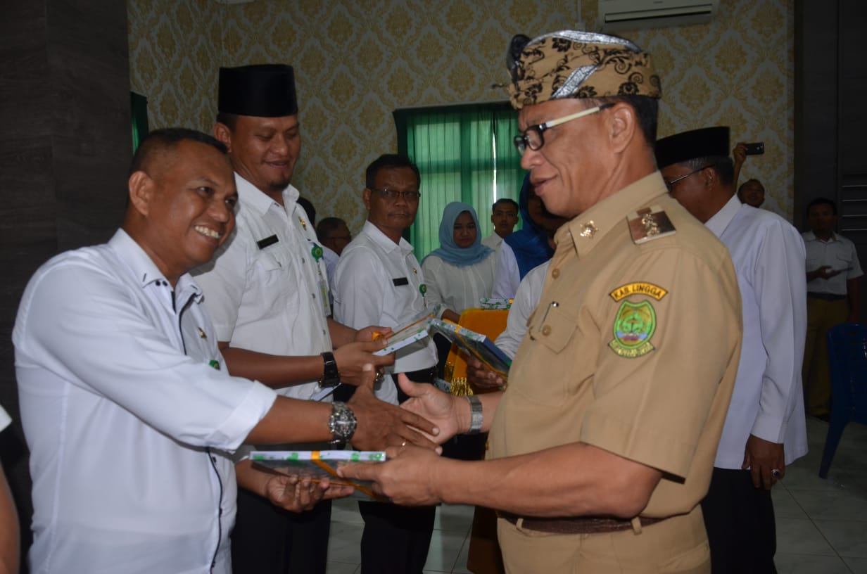 Pemerintah Kabupaten Lingga melaksanakan kegiatan penyerahan Dokumen Pelaksanaan Anggaran (DPA), Rabu (15/1). Penyerahan langsung dilakukan oleh Bupati Lingga Alias Wello didampingi asisten 1 dan 3 di ruang rapat Kantor Bupati Lingga.