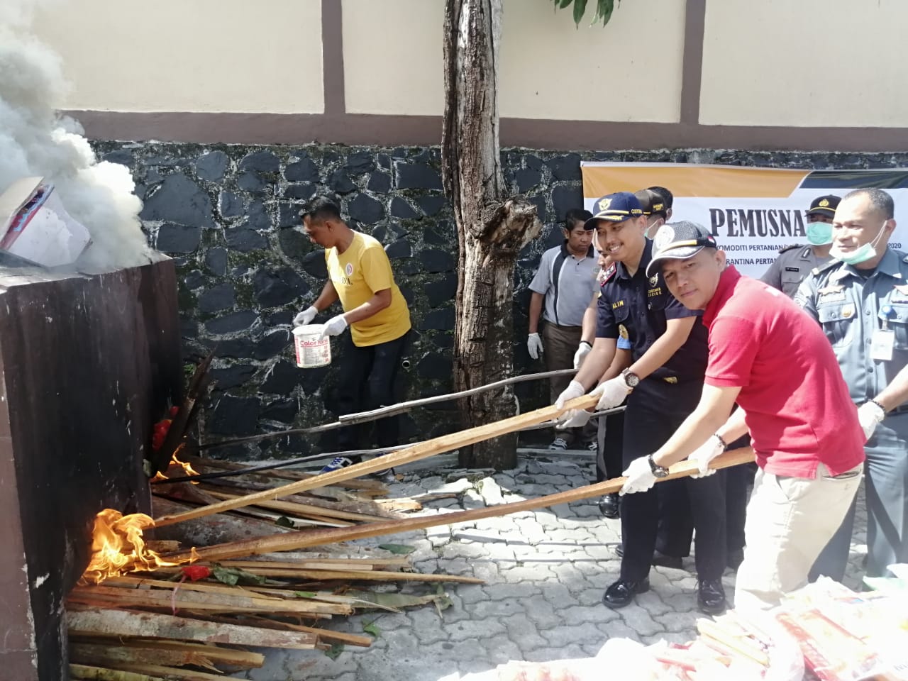 Balai Karantina Pertanian Tanjungpinang Musnahkan Barang Tegahan Makanan Olahan.