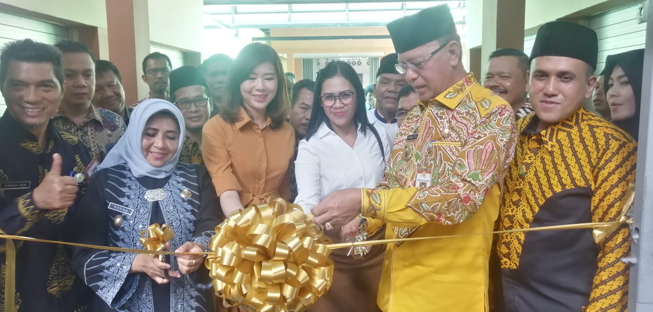 Wali Kota Tanjungpinang Syahrul, meresmikan pemakaian Pasar Potong Lembu yang telah selesai direvitalisasi, Kamis (30/1). Peresmian ditandai dengan pemotongan pita.