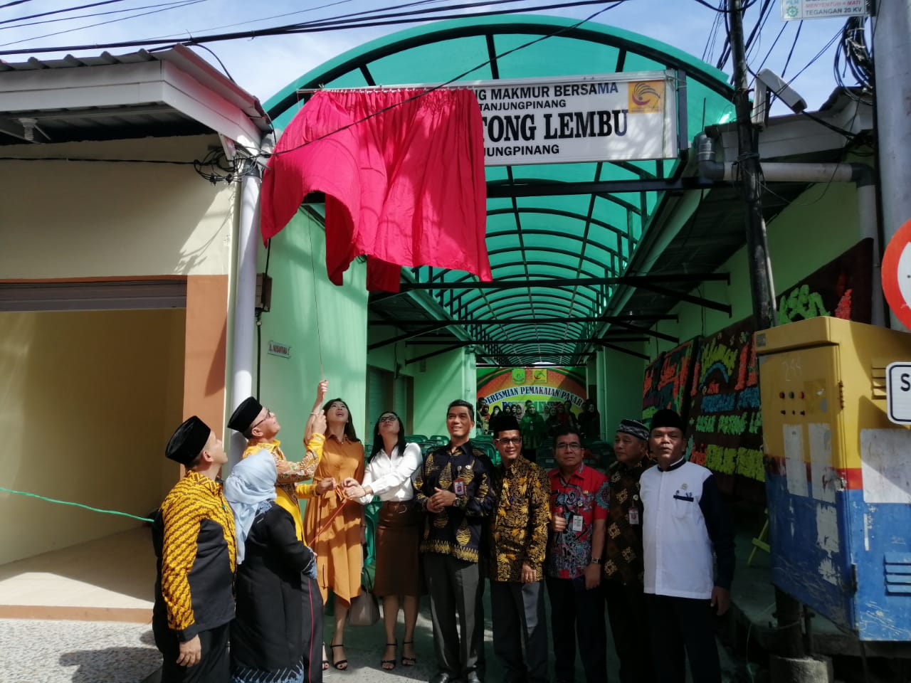 Wali Kota Tanjungpinang Syahrul terlihat membuka tirai plang nama saat menyampaikan kata sambutan di peresmian pemakaian Pasar Potong Lembu, Kamis (30/1).