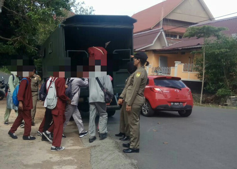 12 pelajar SMA di Tanjungpinang saat dibawa menggunakan truk Dalmas Satpol PP Tanjungpinang karena ketahuan membolos saat jam sekolah, Senin (6/11).