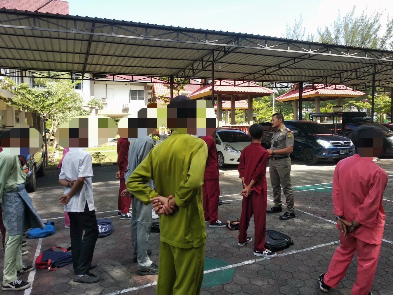 12 pelajar yang diamankan karena membolos saat jam sekolah ketika diberi pembinaan oleh Kasi Ops Satpol PP Tanjungpinang Dian Asmara Siregar, Senin (6/1) di Markas Satpol PP Tanjungpinang.