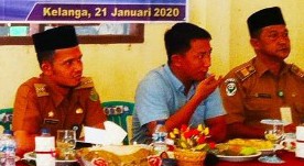 Ketua Komisi III DPRD Natuna, Rusdi (tengah), saat mendengarkan usulan masyarakat Desa Kelanga.