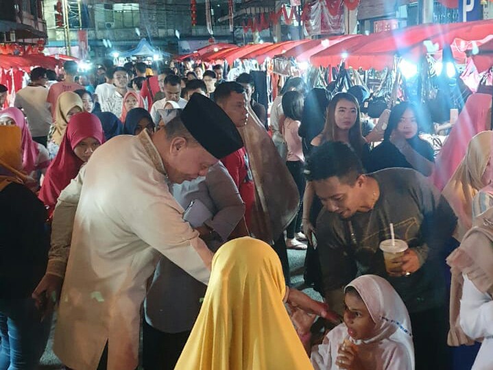 Wali Kota Tanjungpinang Syahrul bersama istri tercinta Juwariyah, menyempatkan diri dalam kesibukannya mengunjungi Bazar Imlek, Rabu (22/1) malam.