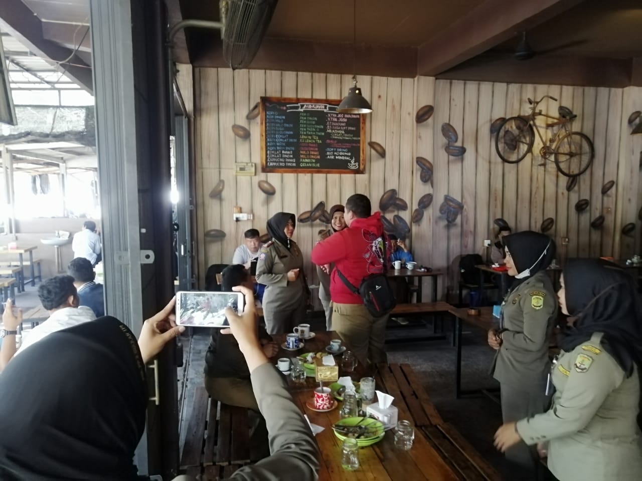 Petugas Satpol PP Tanjungpinang saat mendatangi Pegawai Pemprov Kepri yang sedang asik ngopi di salah satu kedai kopi di Tanjungpinang, Selasa (4/2/2020).