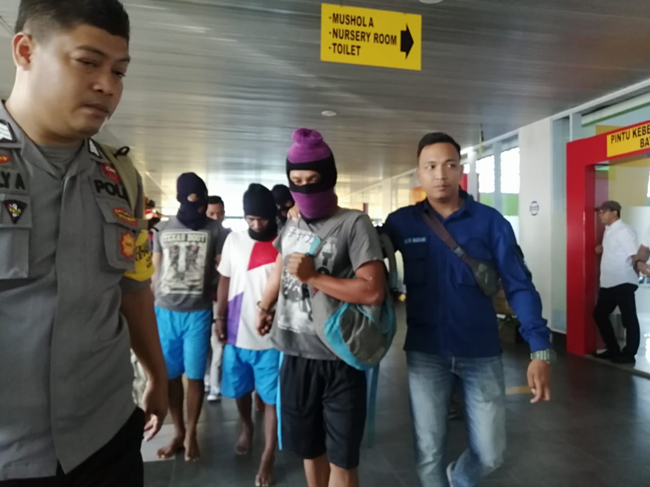 Pelaku penangkapan ikan secara ilegal (ilegal fishing) menggunakan bom di Perairan Pulau Pejantan saat sampai di Pelabuhan Sri Bintan Pura Tanjungpinang dari Tambelan yang dikawal polisi, Kamis (6/2/2020).