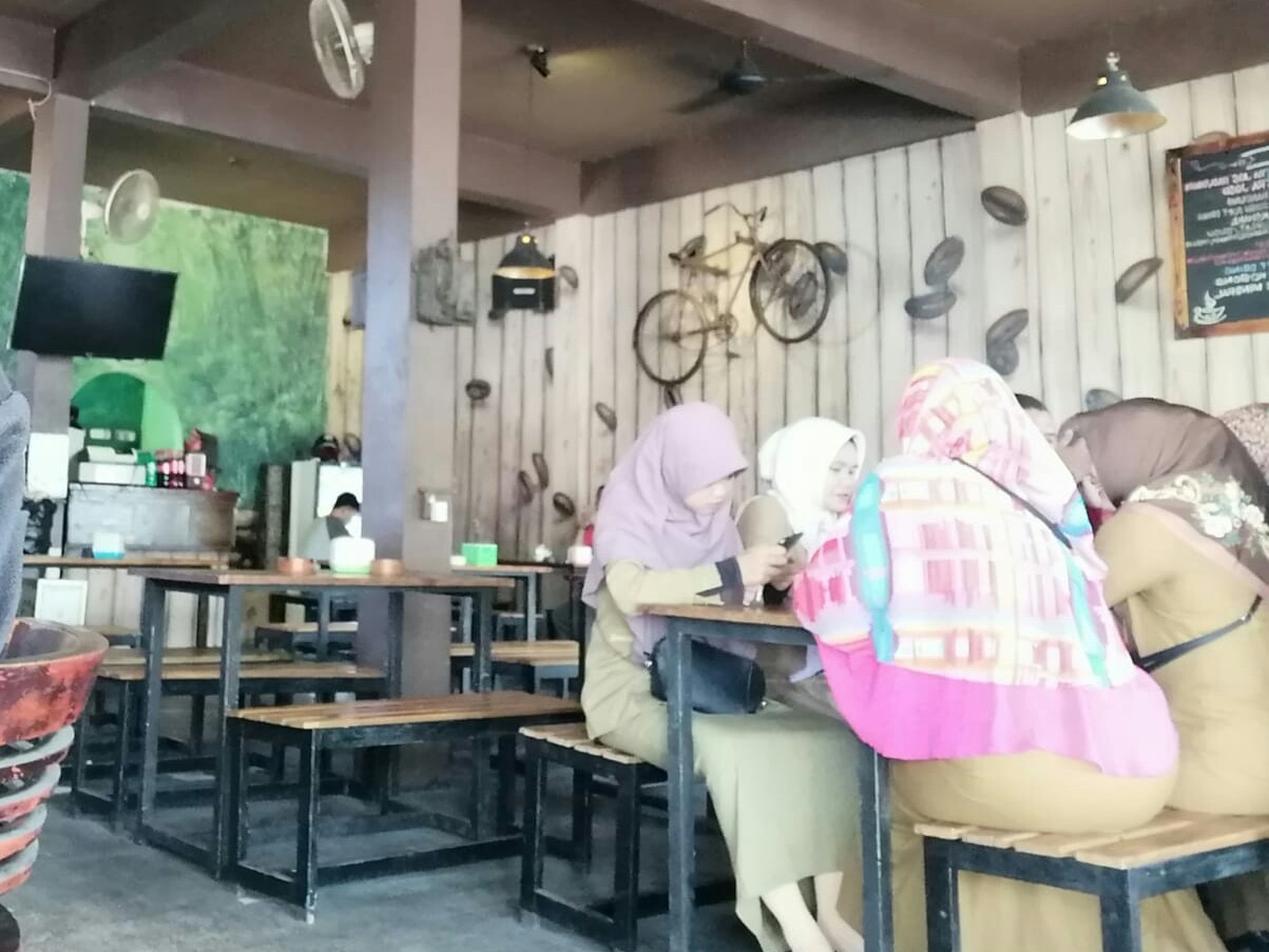 Pegawai Pemprov Kepri terlihat sedang asik ngopi di salah satu kedai kopi di Tanjungpinang, Selasa (4/2/2020).