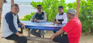 Tampak Ketua Komisi III DPRD Natuna, Rusdi, bersama Kepala DLH Natuna dan sejumlah pejabat Natuna, saat berada di Pantai Tanjung Natuna.
